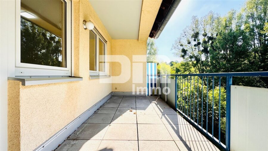 Hochklassige Dreizimmerwohnung im 1.OG mit Loggia + TG Stellplatz in gesuchter Lage - Balkon